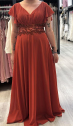 Robe de demoiselle d’honneur longue terracotta fluide avec perles