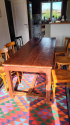Grande table à manger en bois massif