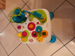 TABLE DE JEUX POUR BB
