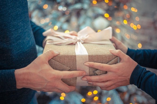 Le boum des cadeaux de seconde main à Noel en France !